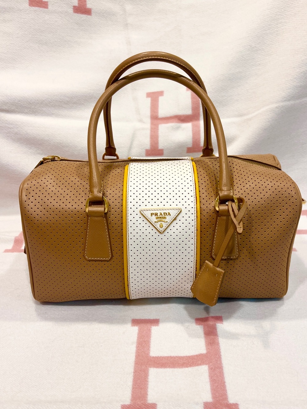 PRADA⭐️Vitello Daino Tan and White Perforated Leather Large Prada Barrel Hobo!⭐️ - Picture 3 of 16